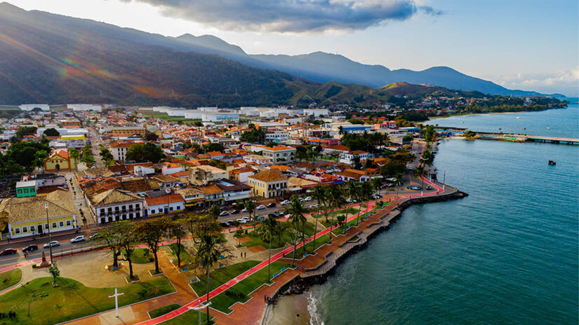 São Sebastião, no litoral norte paulista, conta com mais de 50 praias, enseadas e ilhas emolduradas pelo encontro da Mata Atlântica com as areias brancas e o mar - Foto: Marcos Bonello/Divulgação Secretaria de Turismo