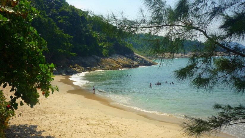 A praia está localizada no Morro do Sorocotuba (entre Praia da Enseada e Praia de Pernambuco), o acesso à praia é por meio de uma escadaria na encosta. Foto: Wikimedia Commons