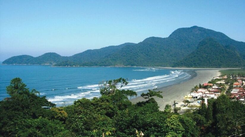 Totalmente preservada e praticamente deserta, a Praia do Arpoador em Peruíbe é um local que proporciona contato puro com a natureza. Foto: Divulgação/PMP