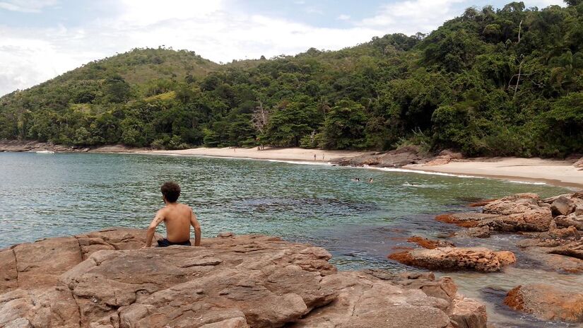 Escondida em Ubatuba, a Praia do Cedro também pode ser conhecida como Cedrinho. Foto: Wikimedia Commons