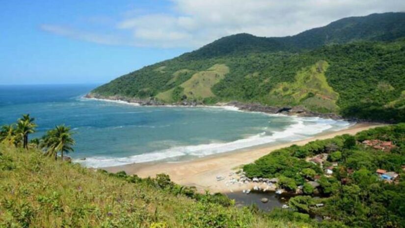 Considerada uma das praias mais bonitas de Ilhabela, Bonete encanta por suas águas cristalinas, mar agitado e orla de mais de 600 metros de extensão. Foto: Divulgação