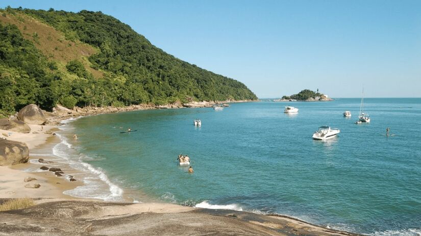 Também conhecida como Congava, a Praia do Sangava é deserta e possui visual deslumbrante com pedras gigantes na areia. Foto: Reprodução