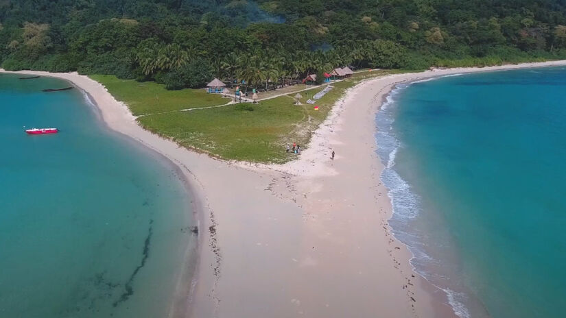 As Ilhas do Mar de Andaman, Tailândia, hipnotizam com sua beleza em constante mudança. De praias escondidas a vilas sobre tábuas, elas oferecem um cenário mágico. Koh Phuket é o ponto de partida para essa experiência única. Foto: Reprodução/Youtube