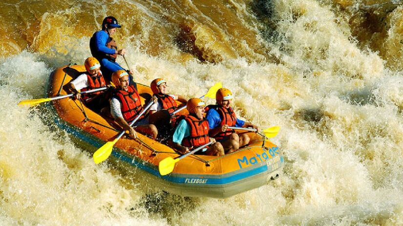 Rafting em um rio de Brotas, no interior de São Paulo - (Divulgação/brotas.com.br)