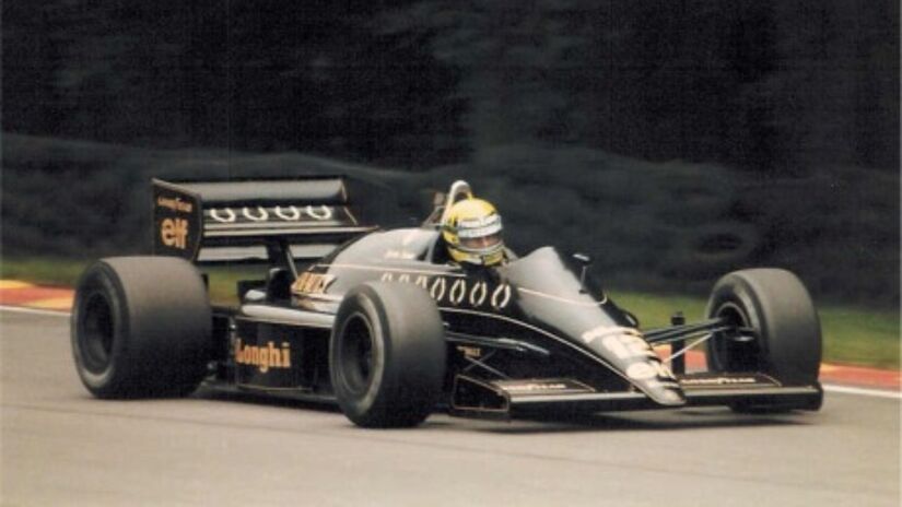 A passagem de Ayrton Senna pela Lotus entre 1985 e 1987 foi marcada por momentos emblemáticos. Essa foi uma fase decisiva na vida de Senna para estabelecer sua confiança como um dos maiores talentos do automobilismo. Foto: Wikimedia Commons