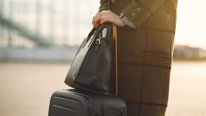 Além da bagagem de mão, em voos nacionais, a maior parte das companhias aéreas permite que o passageiro leve o que eles classificam como item pessoal, o que pode ser uma bolsa, mochila, entre outros - Foto: 
prostooleh/Freepik