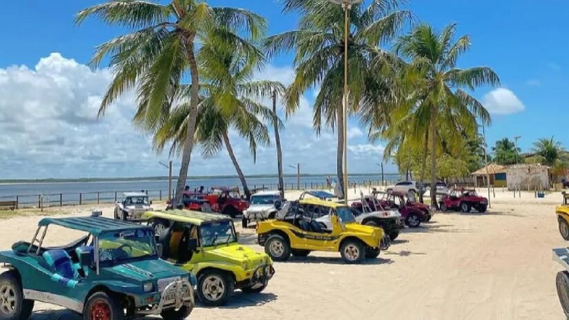 No "centrinho" de Mangue Seco, há ainda a cooperativa que faz os passeios de buggy pelas dunas, levando até a Praia de Mangue Seco. Os passeios de buggy pelas atrações partem do centrinho do vilarejo e têm duração variada, conforme o trajeto escolhido - (Reprodução/Instagram @manguesecooficial)