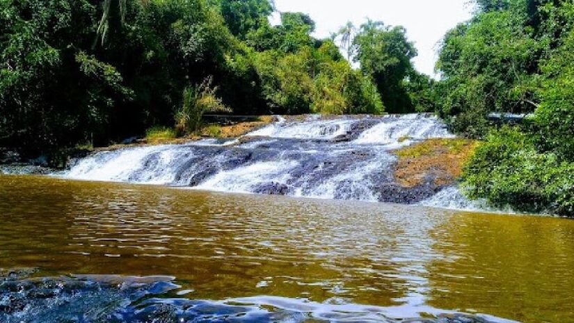 Outra atração emocionante para os corajosos é de se acomodar em uma boia e deslizar sobre as pedras da Cachoeira do Escorregador embalado pela água, semelhante a um tobogã. Nesta cachoeira, a sequência de pedras em desnível por onde a água corre é de cerca de 80 metros de extensão - (Juliane C. Tancredo Penatti/Google Reviews)