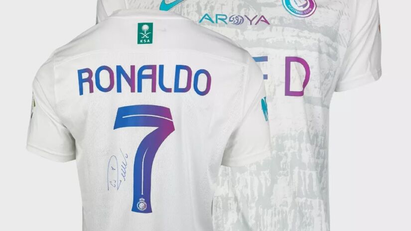 Camisa Al Nassr autografada por Cristiano Ronaldo - Campeonato Saudita - Temporada 2023/2024: R$ 3.462,50.