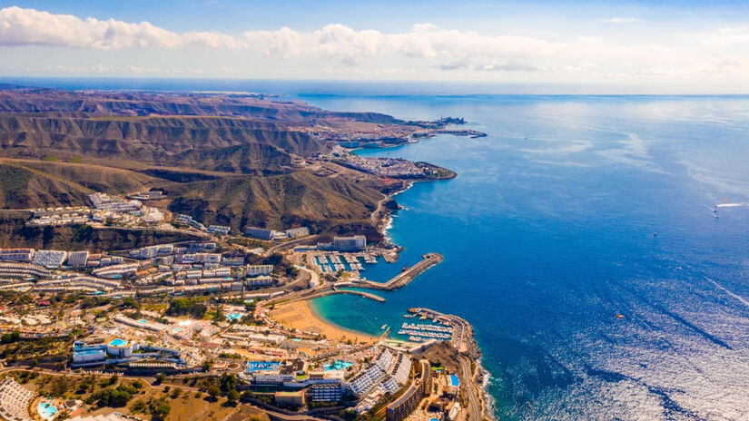 Com clima ameno o ano todo, as Ilhas Canárias, na Espanha, oferecem aventura e descanso. De praias douradas a picos cobertos de neve, como o Mount Teide em Tenerife, essas ilhas atraem exploradores e viajantes em busca de sol.  Foto: Freepik