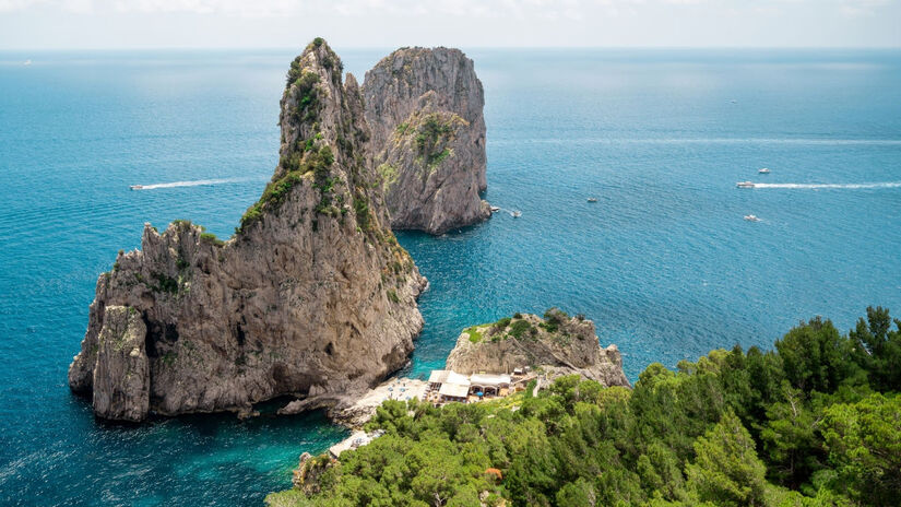 Capri, na Itália, encanta com sua praça pitoresca, relógios que badalam quando querem e vistas deslumbrantes do Vesúvio. Uma ilha onde o tempo parece parar, preservando seu charme atemporal.  Foto: Freepik