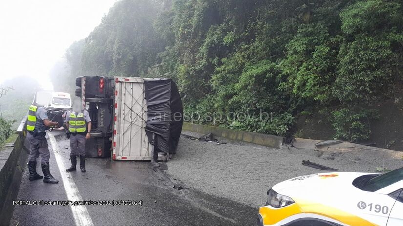 Carreta estava carregada de brita, que ficou espalhada pela pista.
Divulgação/Artesp