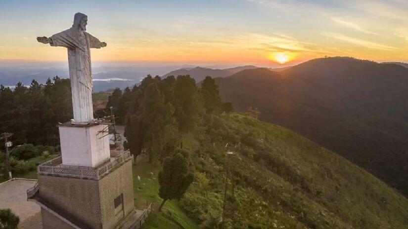 Outro ponto turístico imperdível é o Cristo Redentor. Localizado no Parque do Cristo, ele oferece uma vista incrível da cidade e da natureza ao redor. No ponto mais alto, é possível até ver cidades do estado de São Paulo - (Divulgação/Prefeitura de Poços de Caldas)