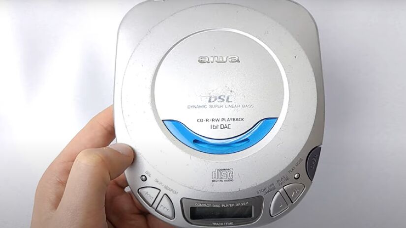 Discman - um leitor de CDs portátil, bastante conhecido pela sua praticidade, que chegou para substituir o Walkman, visto que os CDs passaram a ser mais utilizados que cassetes. Foi sucesso até o lançamento do MP3 Player - (Reprodução/YouTube/Nilson Beltrán)