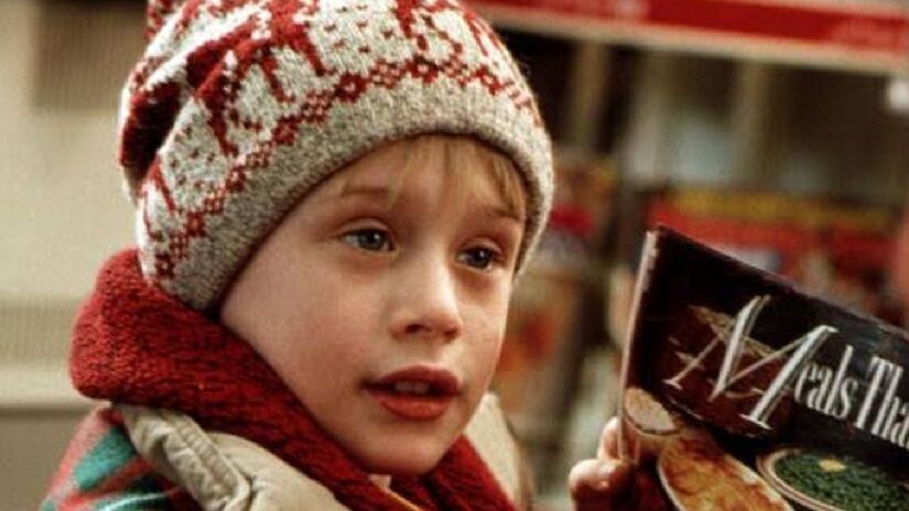 2. Esqueceram de Mim (1990): no filme, o pequeno Kevin, acaba esquecido pela família na hora de uma viagem na época do Natal. Sozinho em casa, o menino precisa usar a criatividade e proteger sua casa de um par de ladrões atrapalhados que tentam insistentemente conseguir invadir o local - (Reprodução)