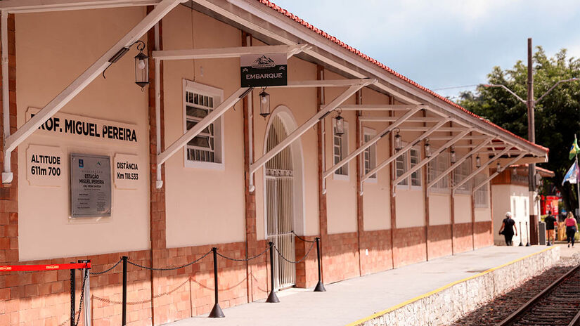 O percurso inicia na estação Professor Miguel Pereira, no centro da cidade, e segue até a estação Governador Portela