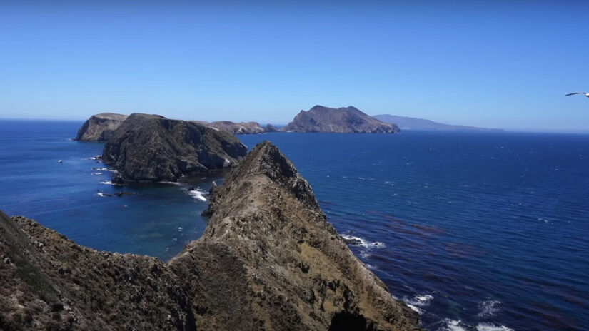 Próximas à costa da Califórnia, as Ilhas do Canal, Estados Unidos, oferecem tranquilidade e história. Em Santa Catalina, a vila de Avalon encanta com sua baía serena e um hall de dança icônico da era das grandes bandas.  Foto: Reprodução/Youtube