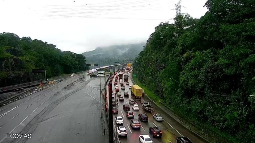 Trecho sentido Litoral tem três quilômetros de congestionamento.