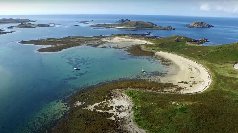 Próximas ao Land's End, as Ilhas de Scilly, Inglaterra, oferecem tranquilidade e vistas deslumbrantes. Conhecidas por sua indústria de flores de primavera, as Scilly são um refúgio de beleza natural, pertencente ao Ducado da Cornualha.  Foto: Reprodução/Youtube