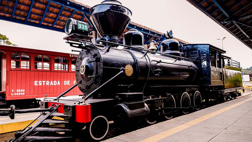 O passeio é feito em uma locomotiva histórica, com mais de 130 anos, que lembra muito a maria fumaça dos filmes da franquia Harry Potter