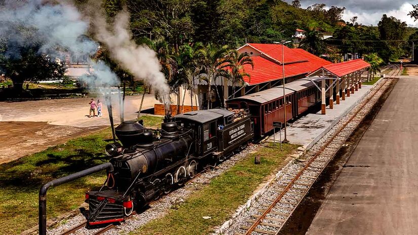 No trajeto de 9 quilômetros, os passageiros podem apreciar belas paisagens, incluindo áreas de Mata Atlântica