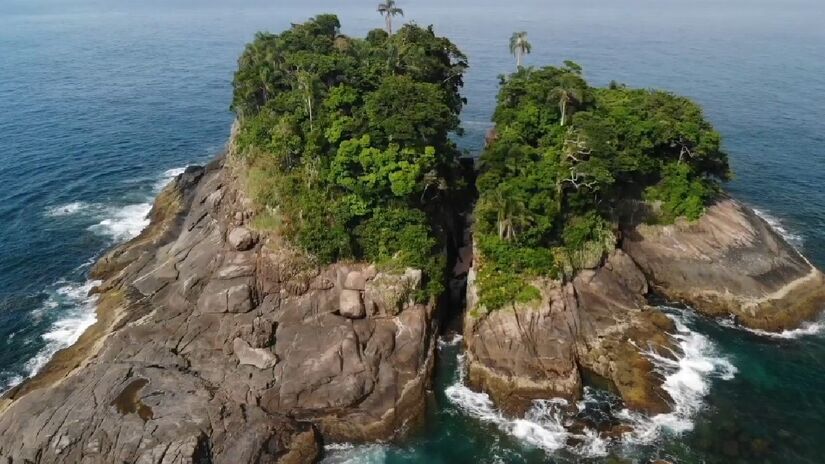 O apelo da menor praia do mundo também está atrelado ao seu ambiente natural preservado. A ilha é parte de um ecossistema delicado e, por isso, o acesso restrito é uma medida necessária para garantir a conservação do local - (Reprodução/YouTube/Caminhos do SUP)