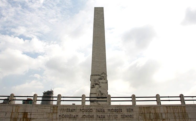 Curiosamente, o número 9, associado à data de início da revolução (9 de julho), aparece em diversos aspectos do projeto, desde a altura total do monumento até a quantidade de degraus que conduzem à cripta. Foto: Governo de SP