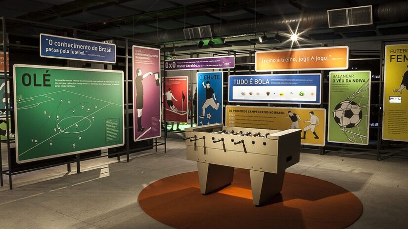 Museu do Futebol: O espaço tem atrações interativas que contam a história do futebol brasileiro e mundial de maneira envolvente, ideal para os apaixonados pelo esporte. Algumas dinâmicas permitem que os visitantes participem até de maneira prática. - (Divulgação)