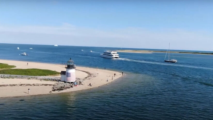 Um dos lugares mais ricos da América no passado, Nantucket, em Massachusetts, combina a arquitetura histórica com o encanto marítimo. Casas de tijolos e caixas de correio de prata adornam suas ruas, enquanto suas praias nebulosas inspiram visitantes com uma atmosfera única.  Foto: Reprodução/Youtube.