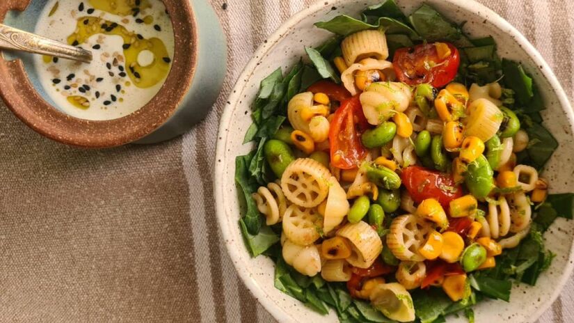 Outra delícia que estará disponível na feira será uma refrescante salada de macarrão com tomatinhos confitados, milho-doce, edamame e molho de homus, receita da empresária Ana Paula Pina Cavagnoli, formada pela Le Cordon Bleu, em São Francisco (EUA). Foto: Divulgação 