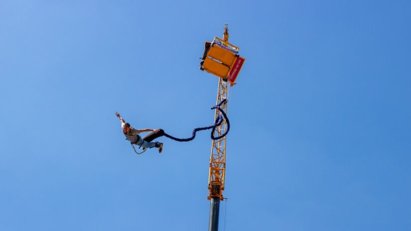 Entre os destaques estão a pista de patinação no gelo com temas natalinos e o Bungee Jump.