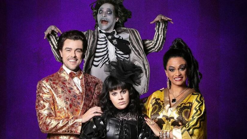 Com direção de Tadeu Aguiar e produção geral de Renata Borges Pimenta, em 2024 foi a vez do Brasil receber sua própria versão do espetáculo 'Beetlejuice - O Musical O Musical O Musical', com Eduardo Sterblitch no papel-título. Foto: Divulgação