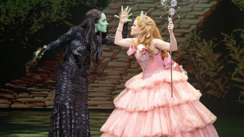 Esta será a chance de revisitar, ou conhecer, a história não contada das bruxas de Oz e se emocionar com a amizade improvável de Elphaba, a Bruxa Má do Oeste, e Glinda, a Bruxa Boa do Norte. Foto: João Caldas/Divulgação 