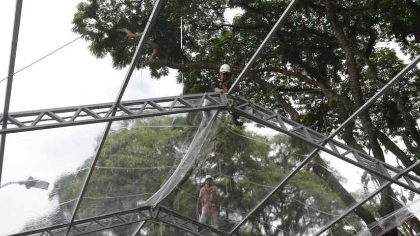 Os profissionais estão na reta final de decoração e montagem do palco que receberá as atrações musicais em Embu das Artes. 