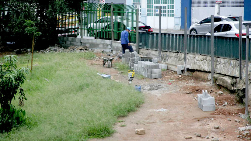 Grades devem ser pintadas com tinta esmalte verde-folha, enquanto a alvenaria externa será pintada com tinta acrílica da mesma cor.