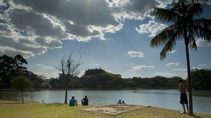 Parque Ibirapuera: Um dos locais mais conhecidos na Capital, o parque Ibirapuera é perfeito para piqueniques e brincadeiras com as crianças ar livre, com playgrounds e interação com outras famílias. - (Marcelo Camargo/Agência Brasil)