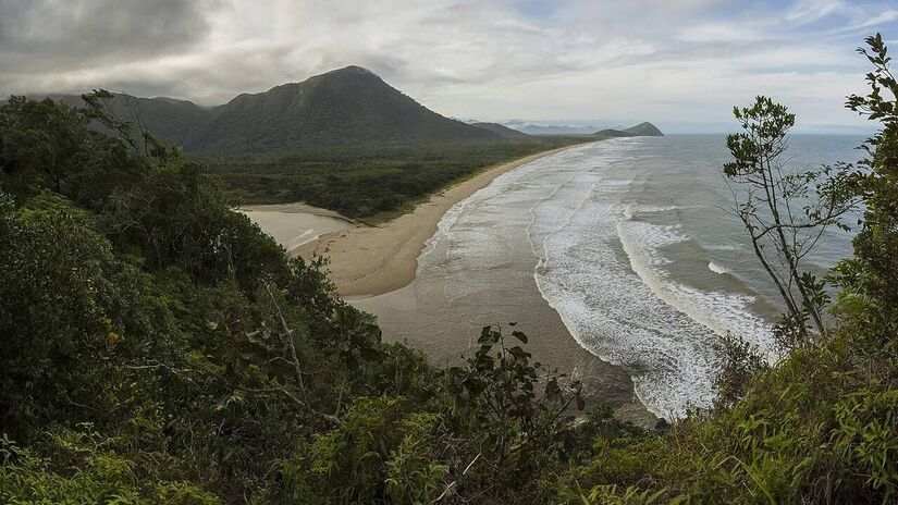 No litoral sul, a cidade de Peruíbe, a apenas duas horas de distância da capital paulista, encanta os turistas com suas belezas naturais, além de possuir um turismo ufológico interessante de se conhecer - (Alessandro A.A. Pinto/Wikimedia Commons)