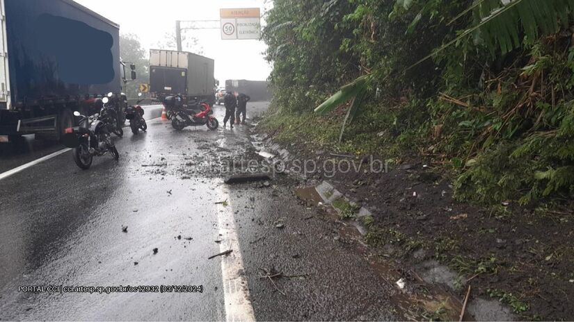 Rodovia precisou ser completamente interditada para o atendimento da ocorrência. 
Divulgação/Artesp