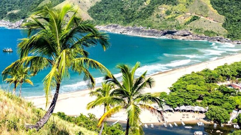 2. Praia do Bonete, Ilhabela: Considerada uma das mais belas praias de Ilhabela (uma das melhores cidades para viajar em casal), a Praia do Bonete conta com areia bem clara, um mar repleto de ondas e local cercado por montanhas - (Divulgação/Ilhabela)