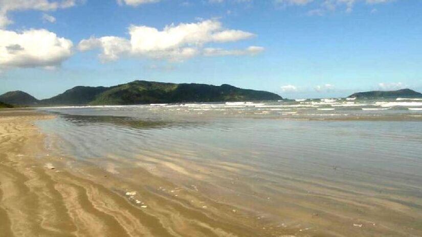 1. Praia da Fazenda, Ubatuba: Ficando no meio do caminho entre as cidades de São Paulo e Rio de Janeiro, Ubatuba reserva uma grande joia natural do Brasil: a Praia da Fazenda, que foi eleita uma das melhores praias de São Paulo (e consequentemente do Brasil) pelo jornal inglês The Guardian - (Divulgação/PMU)