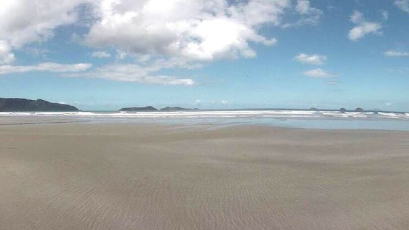 A Praia da Fazenda atravessa a ampla baía da tradicional vila de pescadores de Picinguaba. Ao atravessar o rio, é possível avistar três quilômetros de praia deserta logo na frente. O local também é perfeito para o surfe de longboard e para observar um grupo de golfinhos (e talvez até baleias) por meio de um passeio de caiaque - (Divulgação/PMU)