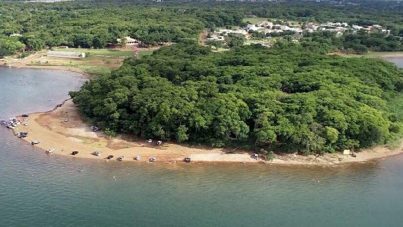 O local conta com praias artificiais como grandes atrativos. Um exemplo é a Praia Marina, local para a prática de windsurfe e jet-ski, na margem esquerda do rio São José dos Dourados - (Reprodução/Youtube/Eduardo Silva)