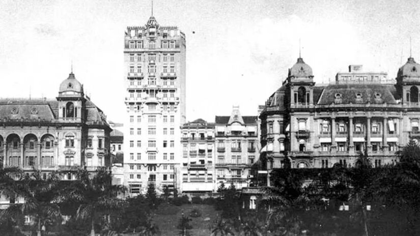 Construído pelo empresário português José Sampaio Moreira como edifício comercial, o prédio abrigou desde sua inauguração a tradicional Mercearia Godinho, fundada em 1890. Foto: Reprodução/Cartão Postal