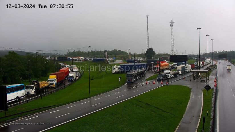 A pista norte da rodovia Anchieta foi bloqueada para a inversão de tráfego para desafogar o trânsito na pista sul onde ocorreu o acidente.
Divulgação/Artesp