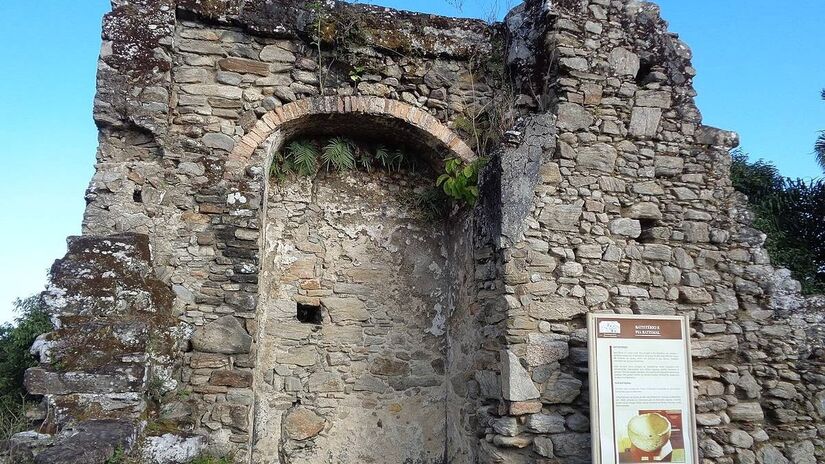 Além das belezas naturais, a cidade do litoral também possui outras maravilhas, como as Ruínas do Abarebebê, resquícios da Igreja de São João Batista de Peruíbe. Construída por volta de 1540, ela é considerada a igreja mais antiga do Brasil e permite uma viagem até a era colonial - (Johnata Zorzi/Divulgação)