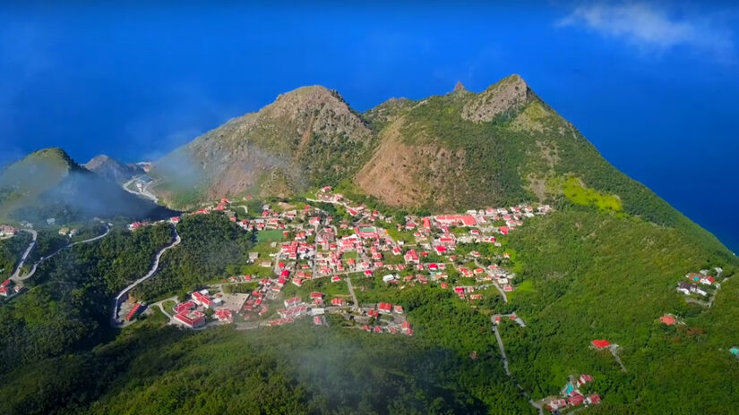 Com uma altitude impressionante e apenas 1.500 habitantes, Saba, nas Antilhas Holandesas, é uma joia caribenha fora do radar. Suas paisagens montanhosas e cultura singular a tornam uma das ilhas mais fascinantes da região.  Foto: Reprodução/Youtube