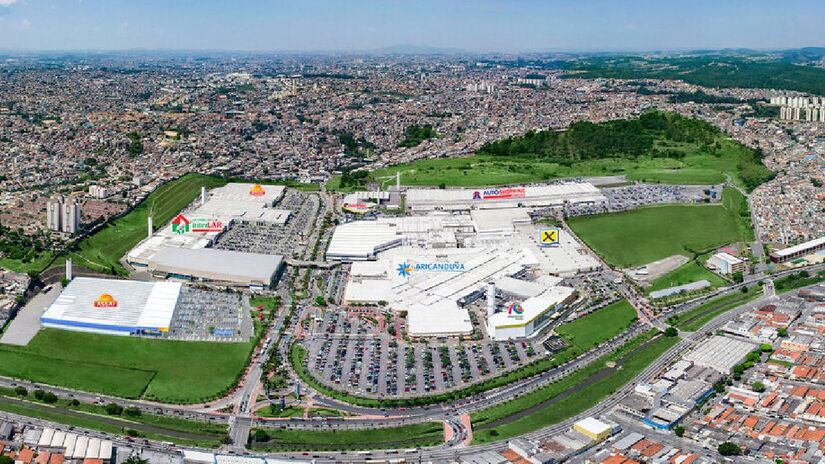 O Shopping Aricanduva conta com uma ABL (Área Bruta Locável) de 263.271 m&#xB2; e mais de 500 lojas, três praças de alimentação, hipermercado e 13 salas de cinema, sendo o maior shopping center da América Latina - (Divulgação/Shopping Aricanduva)