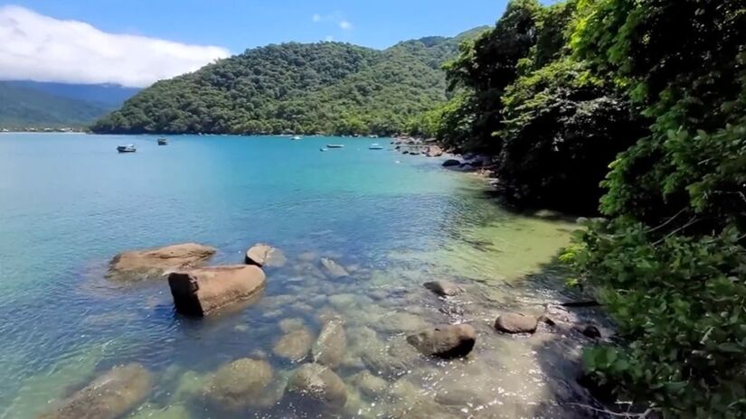 O ideal é ir em dois carros, deixando um no ponto final da trilha, ou optar pelo retorno de barco a partir de uma das praias mais acessíveis, como a Praia do Bonete Grande. Foto: Reprodução/Youtube/Ubatuba e o mundo