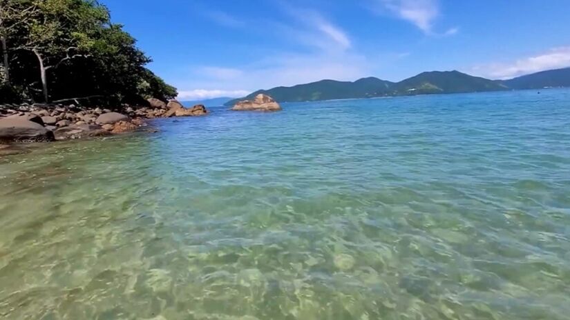 Como o trajeto é longo, é importante se preparar adequadamente. Leve roupas leves, calçados confortáveis, protetor solar, repelente e bastante água. Foto: Reprodução/Youtube/Ubatuba e o mundo