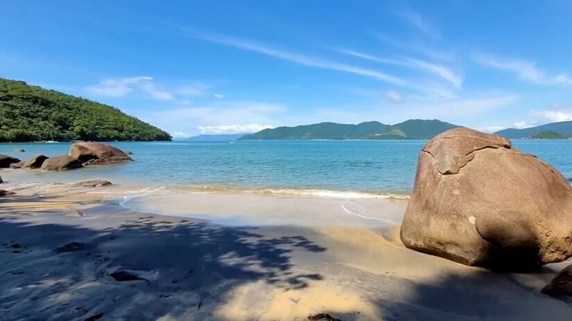 Entre os destaques do percurso estão a Praia do Cedro, ideal para quem busca um cenário mais reservado; a Praia Deserto, que encanta pela calmaria; e a Praia Grande do Bonete, que combina beleza natural com opções de apoio para os turistas. Foto: Reprodução/Youtube/Ubatuba e o mundo